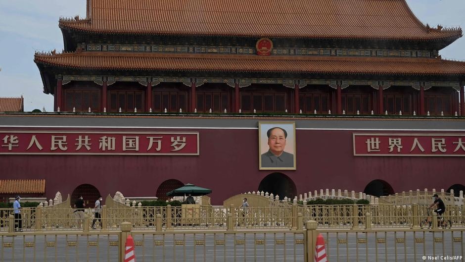 O Legado Persistente de Mao Zedong na China Contemporânea: Uma Análise de Poder e Transformação