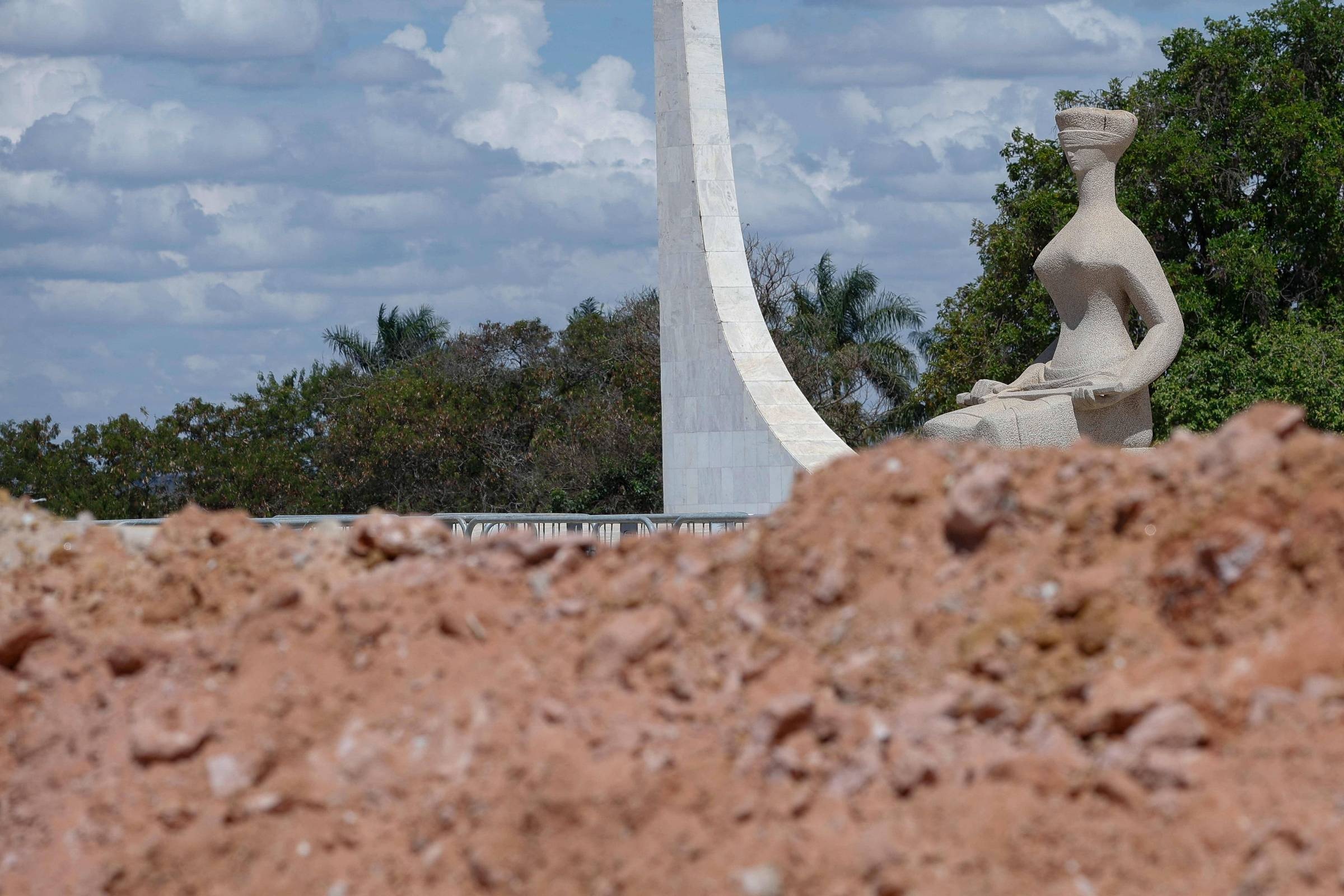 A Advocacia no Poder Judiciário: Crise de Legitimidade e Obrigatoriedade de Esclarecimentos