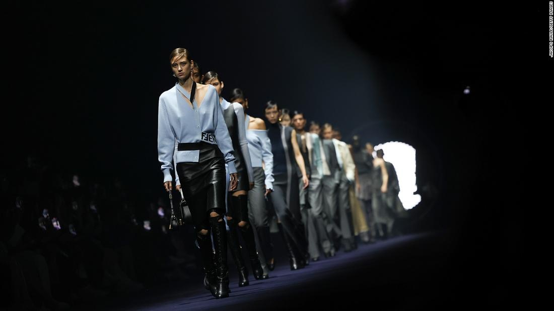 A Regressão da Diversidade na Moda e o Eco Global dos 'Milagres' de Emagrecimento