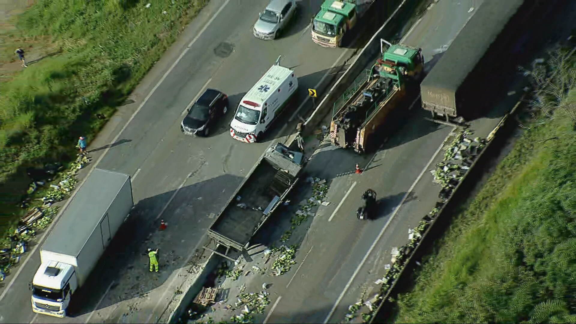 Acidente com caminhão interdita faixa da Fernão Dias, perto de Itaguara; VÍDEO