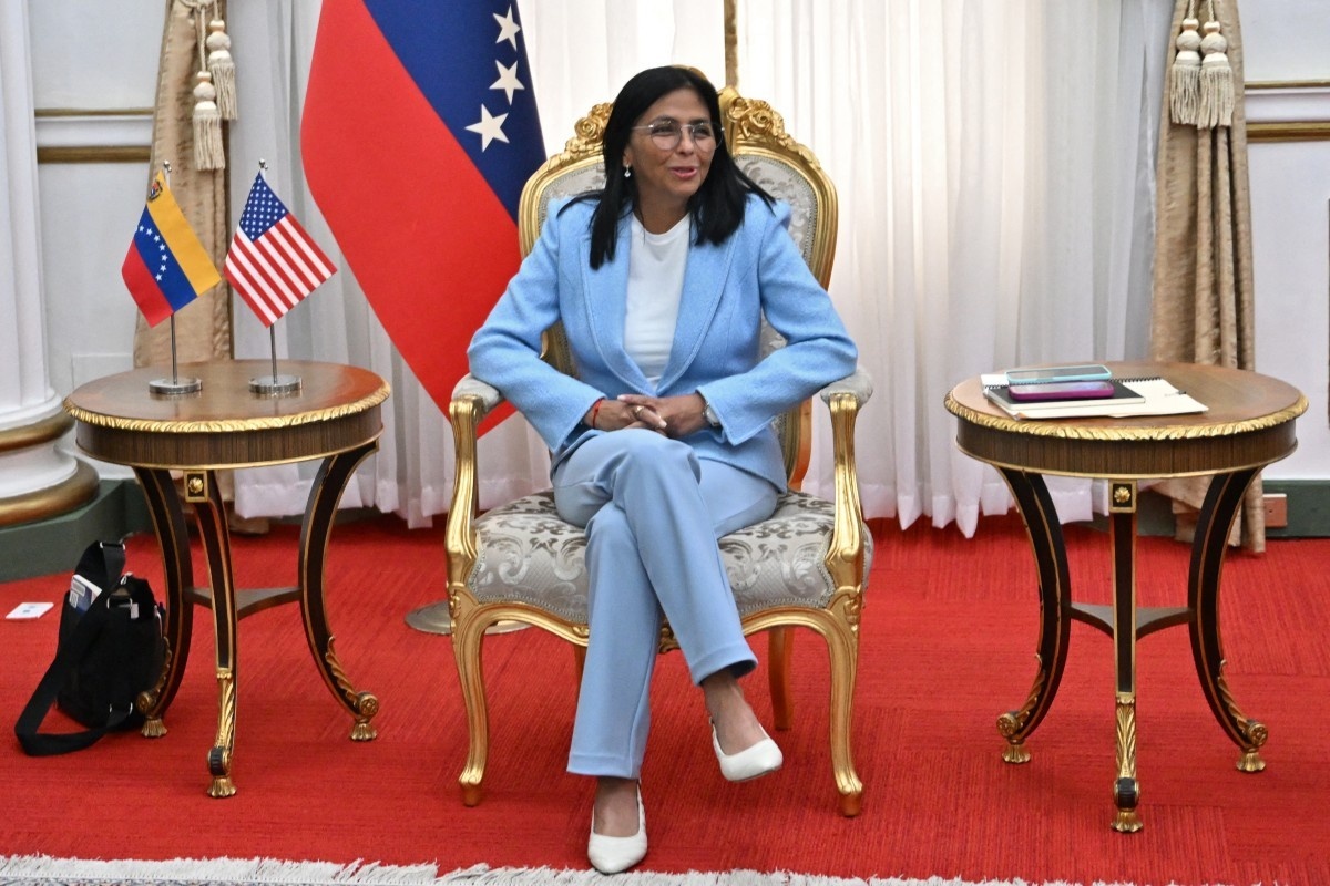 Venezuela e o Pacto Petrolífero: A Estratégia de Delcy Rodríguez e o Mal-Estar Político Interno