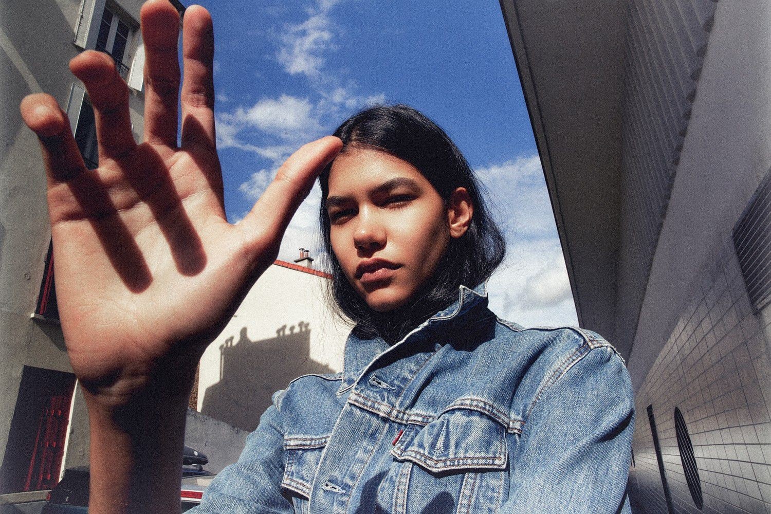 Ascensão de Gabriely Dobbins: O Acre e a Reinvenção da Estética Amazônica na Alta Moda Nacional