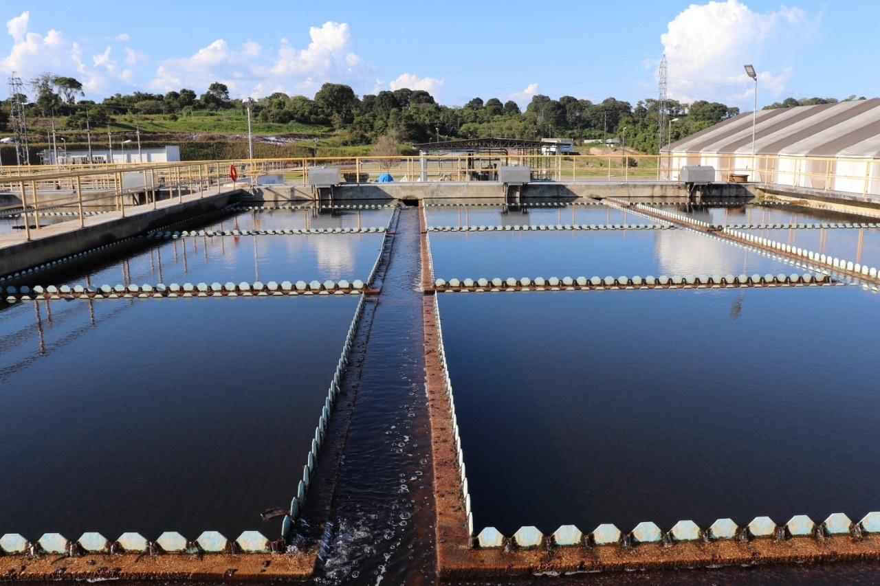 Crise da Água em Manaus: Multa Milionária à Concessionária Desvela Desafios Essenciais de Infraestrutura