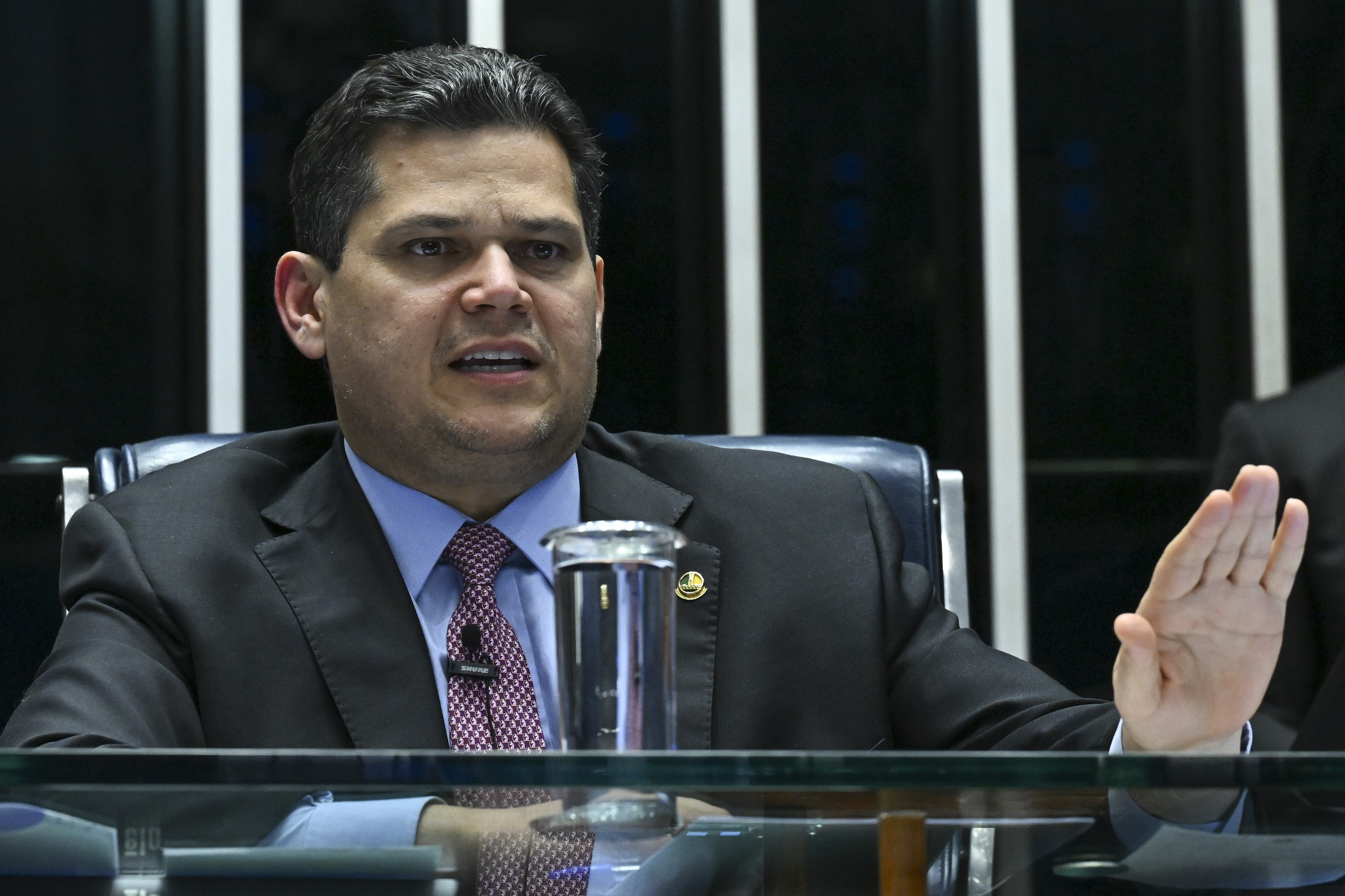 A Manobra Esquecida: Alcolumbre Traz à Luz Conexões Financeiras em Meio à Crise de Moraes