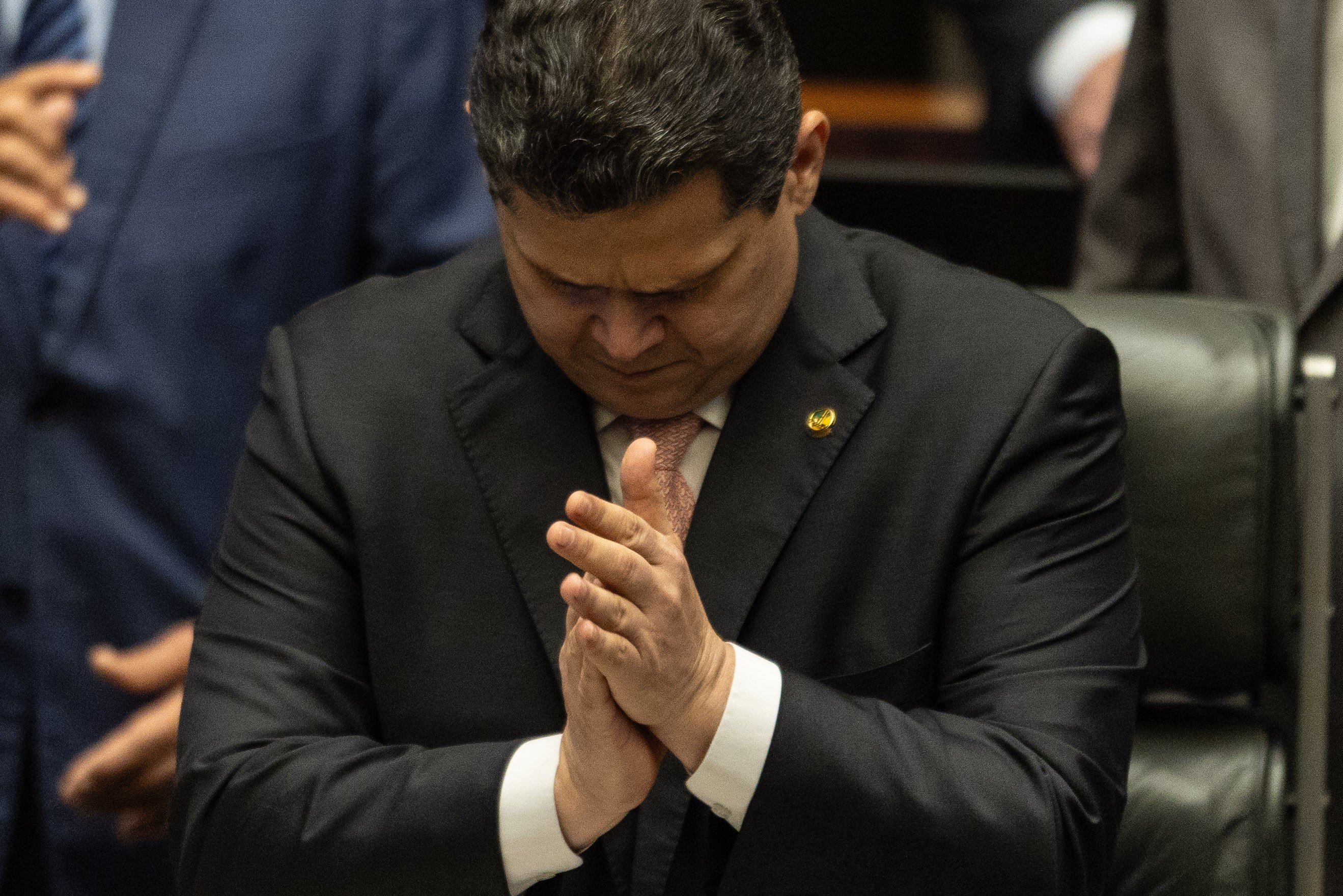 Alcolumbre mantém quebra de sigilo de Fábio Luís Lula da Silva em CPI do INSS e impõe derrota ao PT