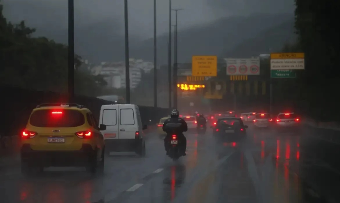 Alerta Vermelho do Inmet: Além da Chuva, Uma Análise da Resiliência Climática Brasileira