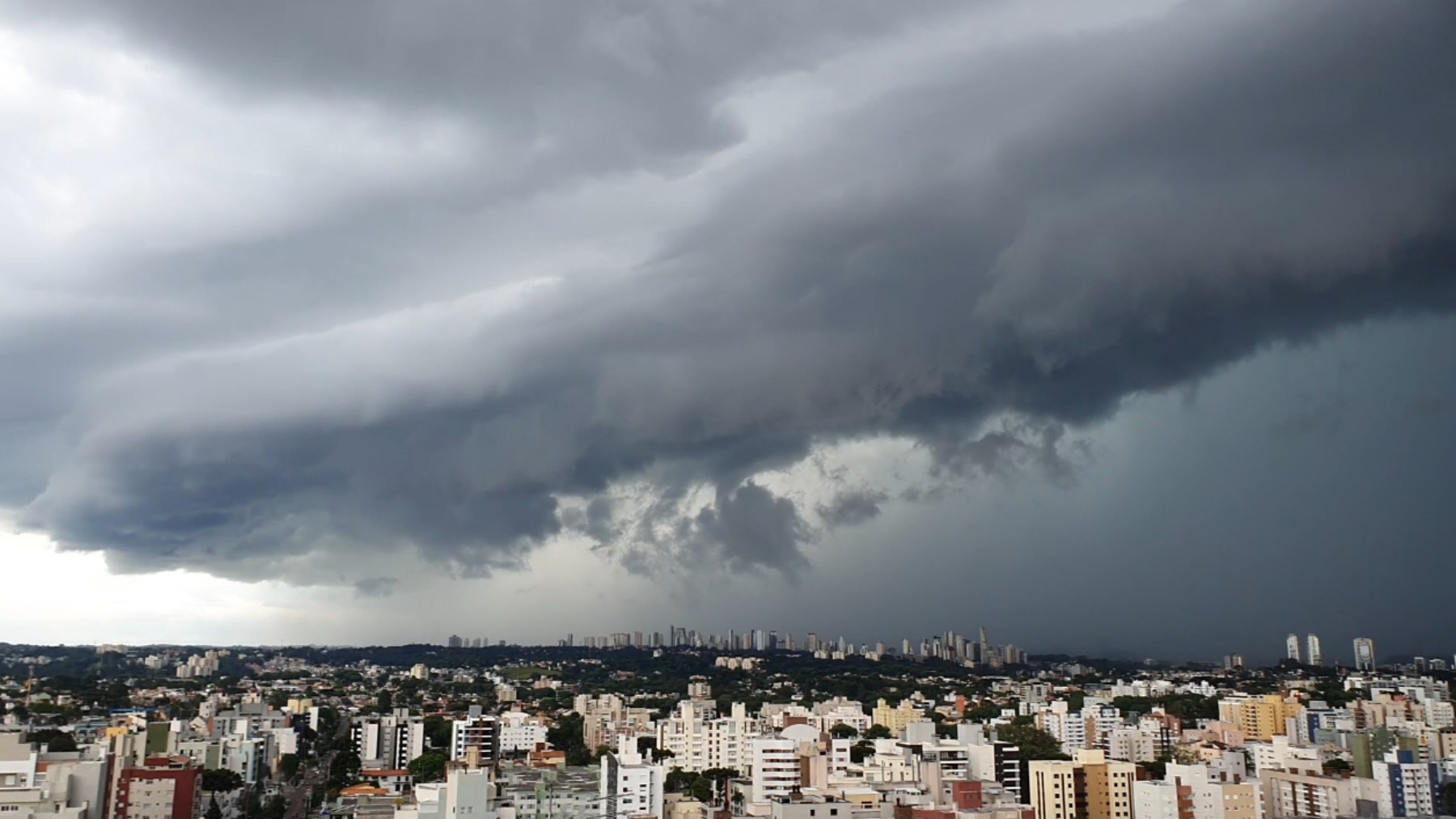 Paraná Sob Alerta Prolongado: A Complexa Trama dos Fenômenos Climáticos e Seus Repercussões Regionais