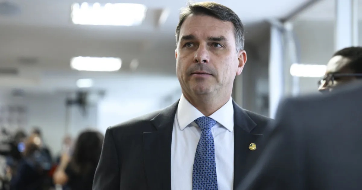 Reconfiguração Estratégica: Marinho Consolida Influência na Pré-Campanha de Flávio Bolsonaro