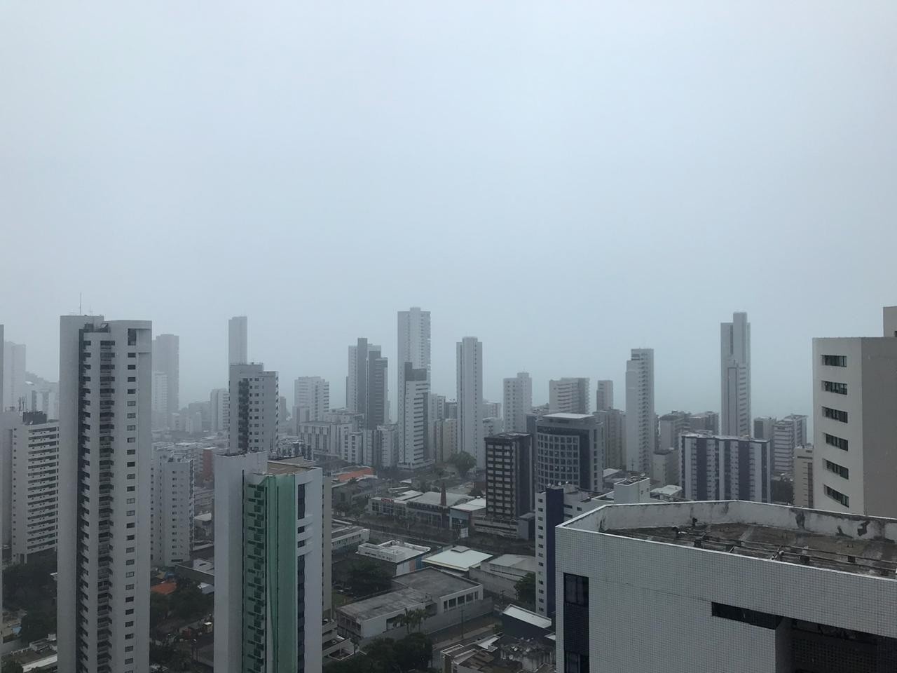 Pernambuco sob Alerta de Chuva: A Confluência de Ventos e Suas Repercussões na Vida Regional