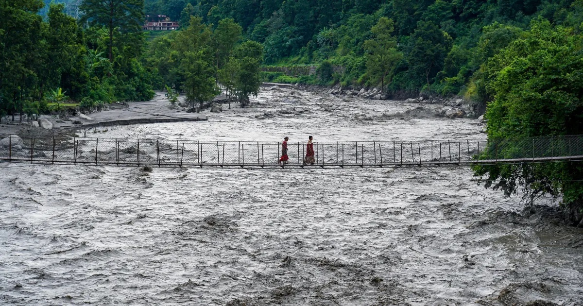 A Reconstrução Pós-Inundação no Nepal: Desafios Bilionários e a Frágil Resiliência Econômica do Himalaia