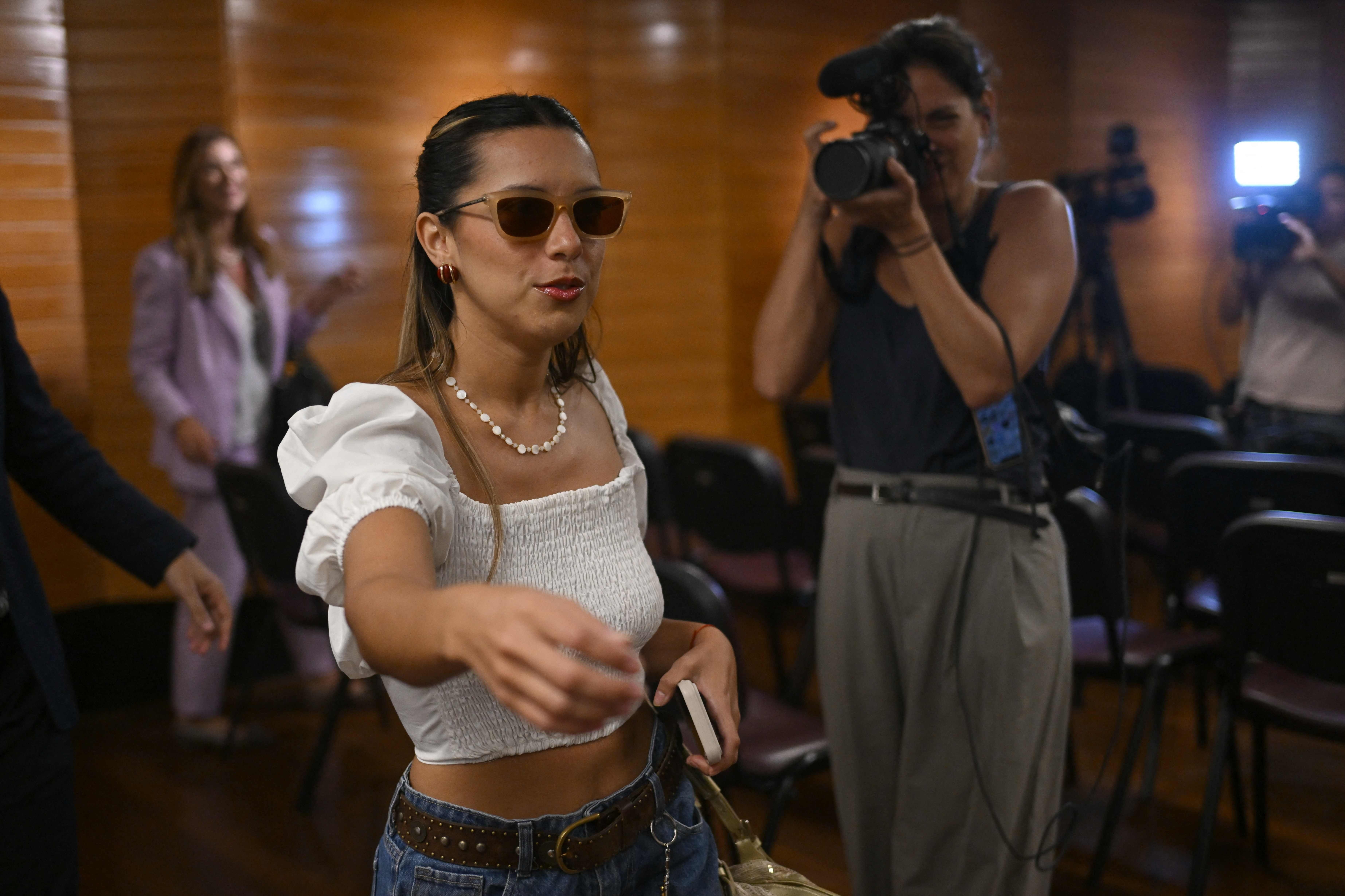 Racismo e Consequências Legais: O Gesto do Pai de Agostina Páez e a Pressão sobre a Justiça Brasileira