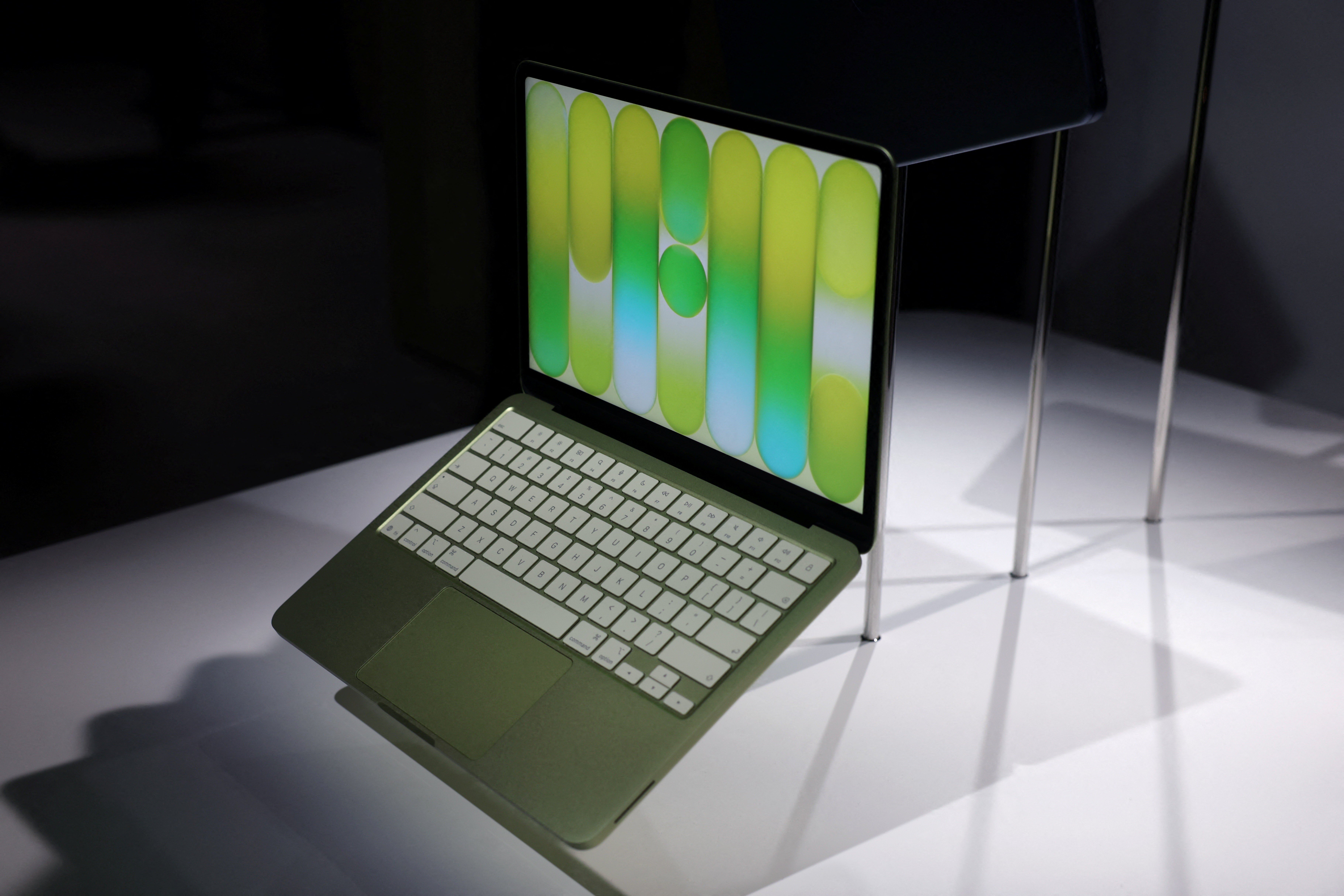 Apple Lança MacBook Neo como Modelo Mais Acessível com Chip de iPhone