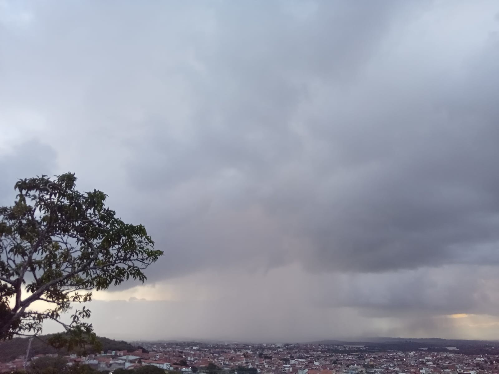 Aracaju: Volume Expressivo de Chuva em 12 Horas Reacende Debate Crucial sobre Drenagem e Resiliência Urbana