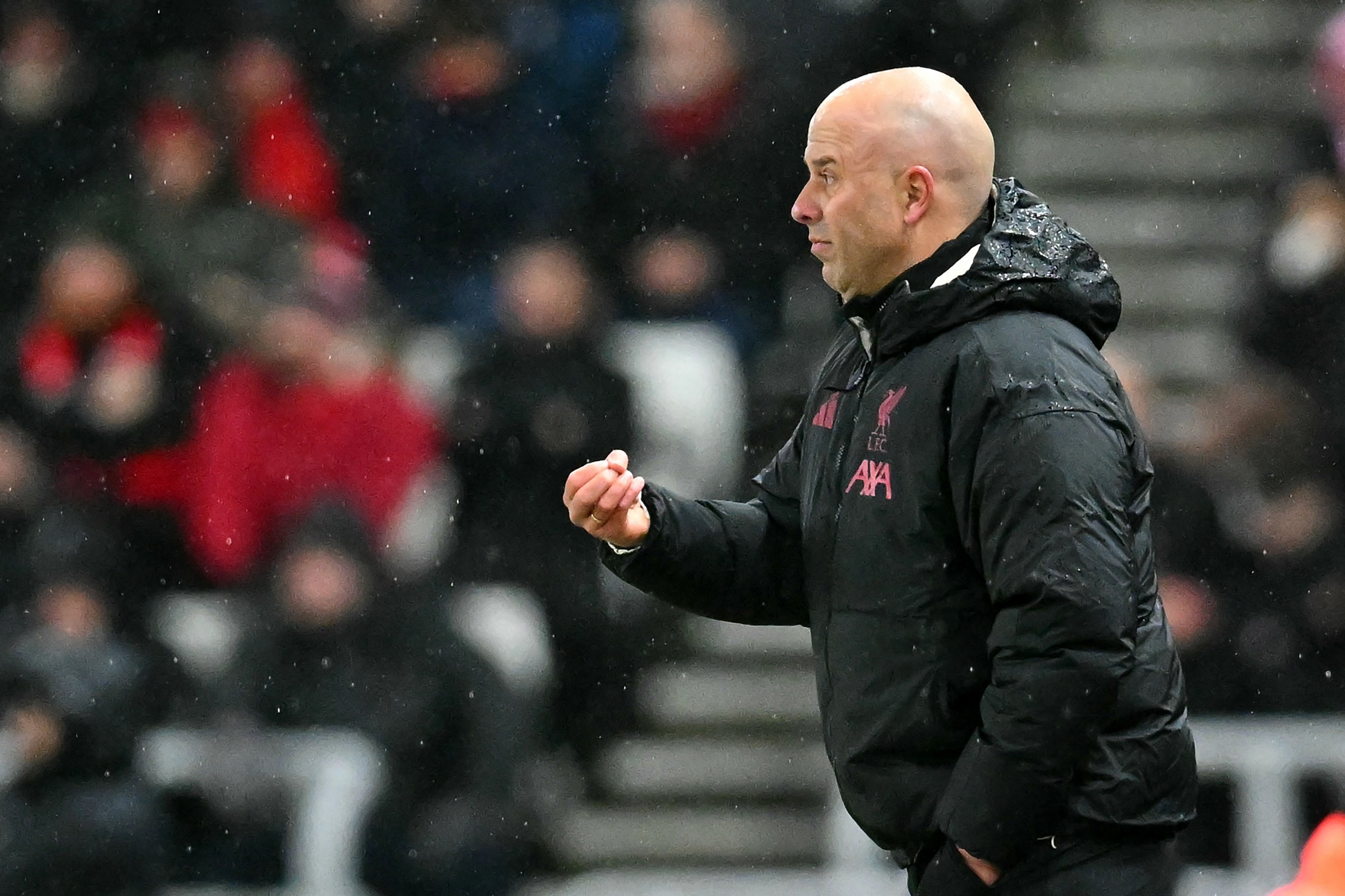 Arne Slot critica foco em bolas paradas nas partidas da Premier League