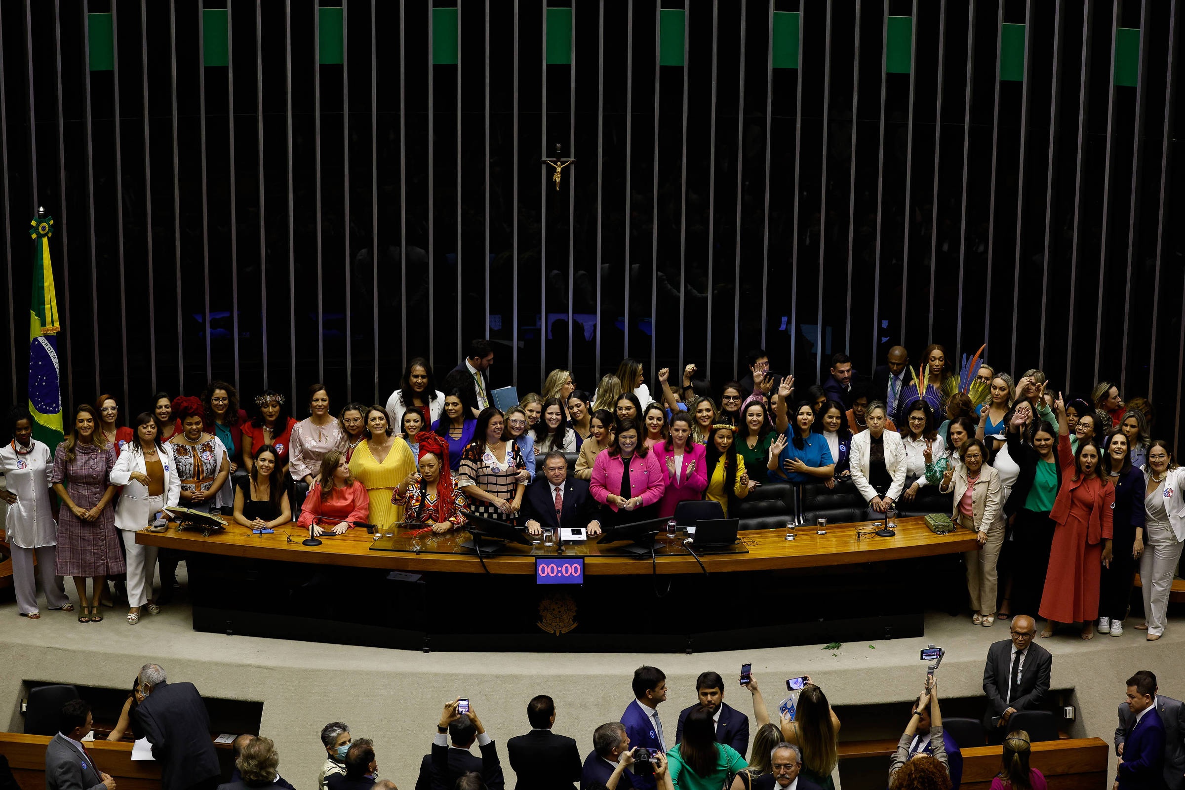 Desigualdade Política: Entenda as Barreiras Financeiras e Culturais à Representação Feminina no Brasil