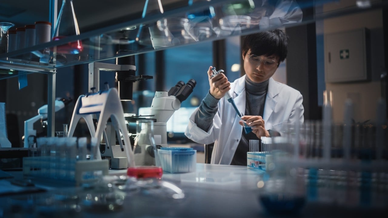 A China em Xeque: Como a Rigidez Interna e o Fim da Cópia Freiam Sua Inovação Tecnológica