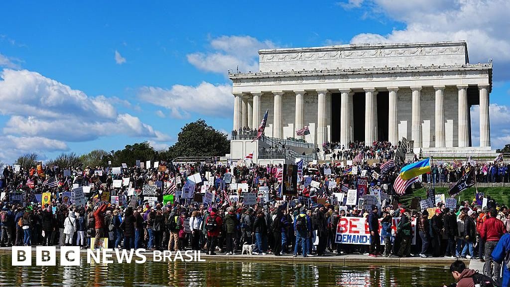 Protestos 'No Kings' Expõem Fraturas Democráticas nos EUA e Desafiam Poder Presidencial