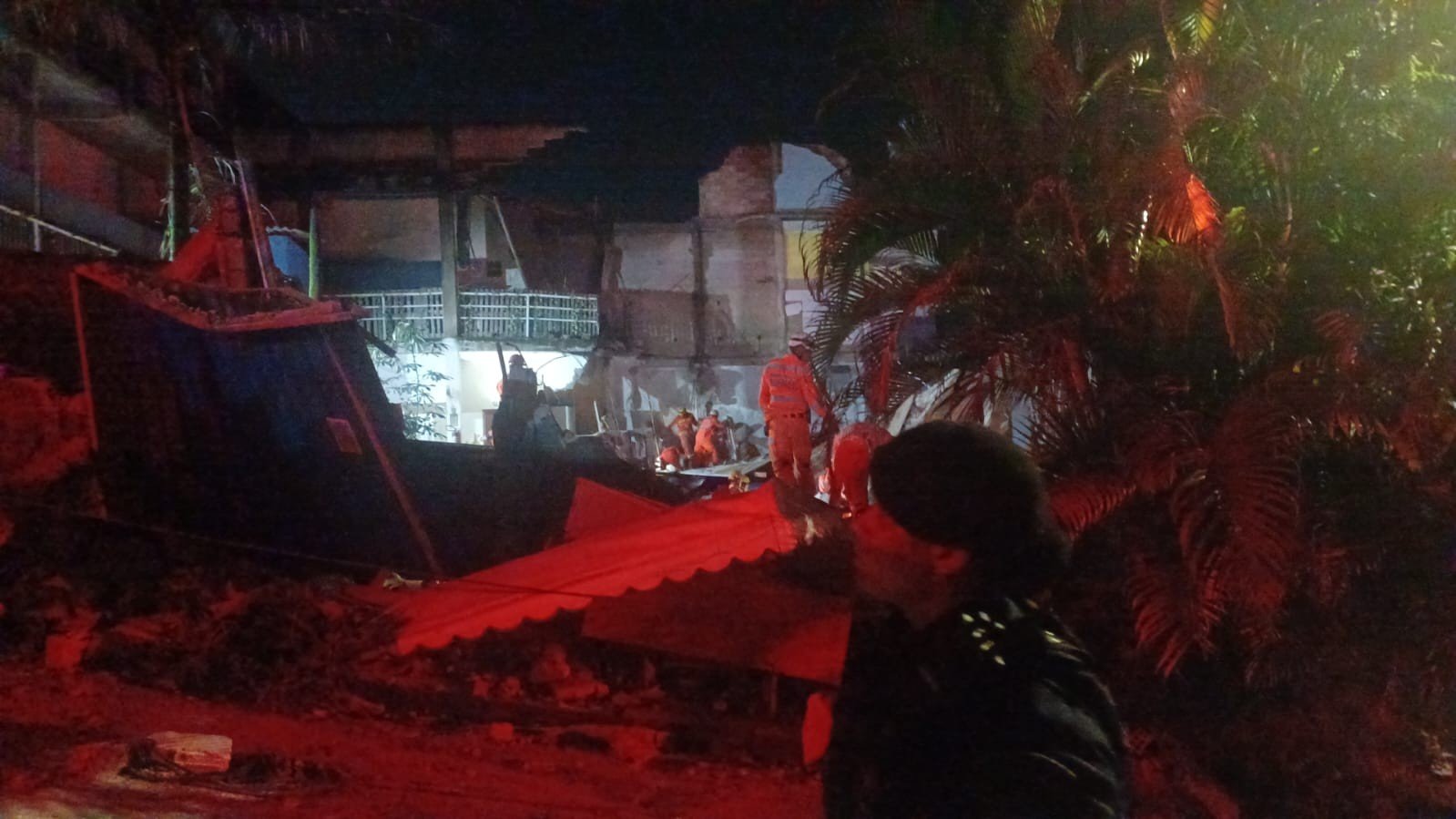 Asilo desaba em Belo Horizonte: Bombeiros buscam soterrados