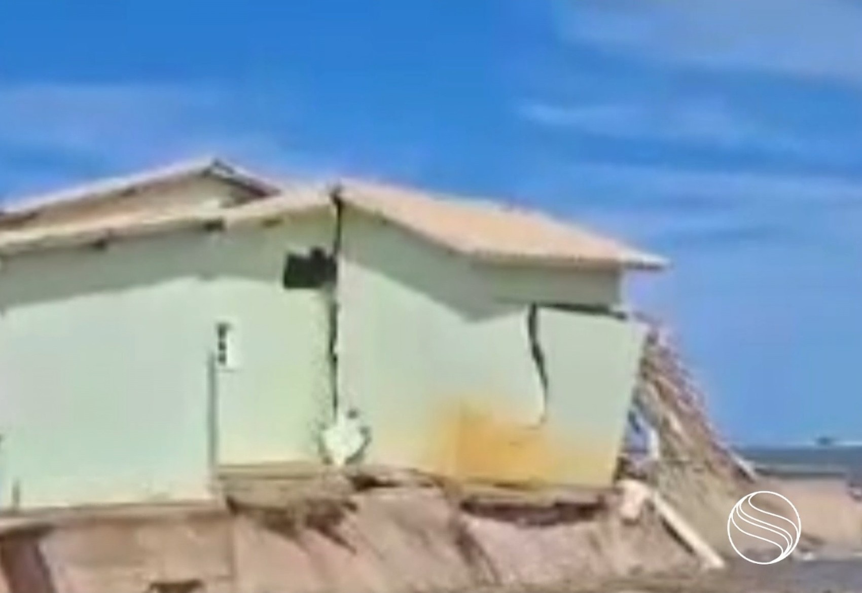 Mar avança e compreende estrutura de casa na Praia do Saco em Estância