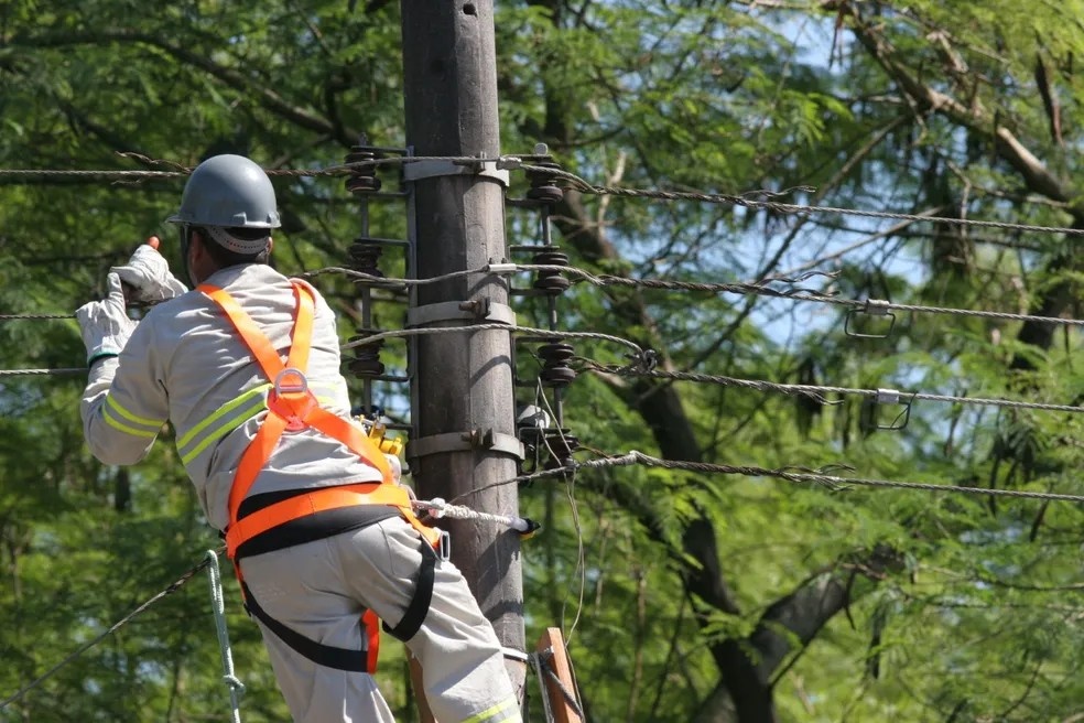 Manutenção na Rede Elétrica de Manaus: Um Sinal dos Desafios Críticos da Infraestrutura Regional