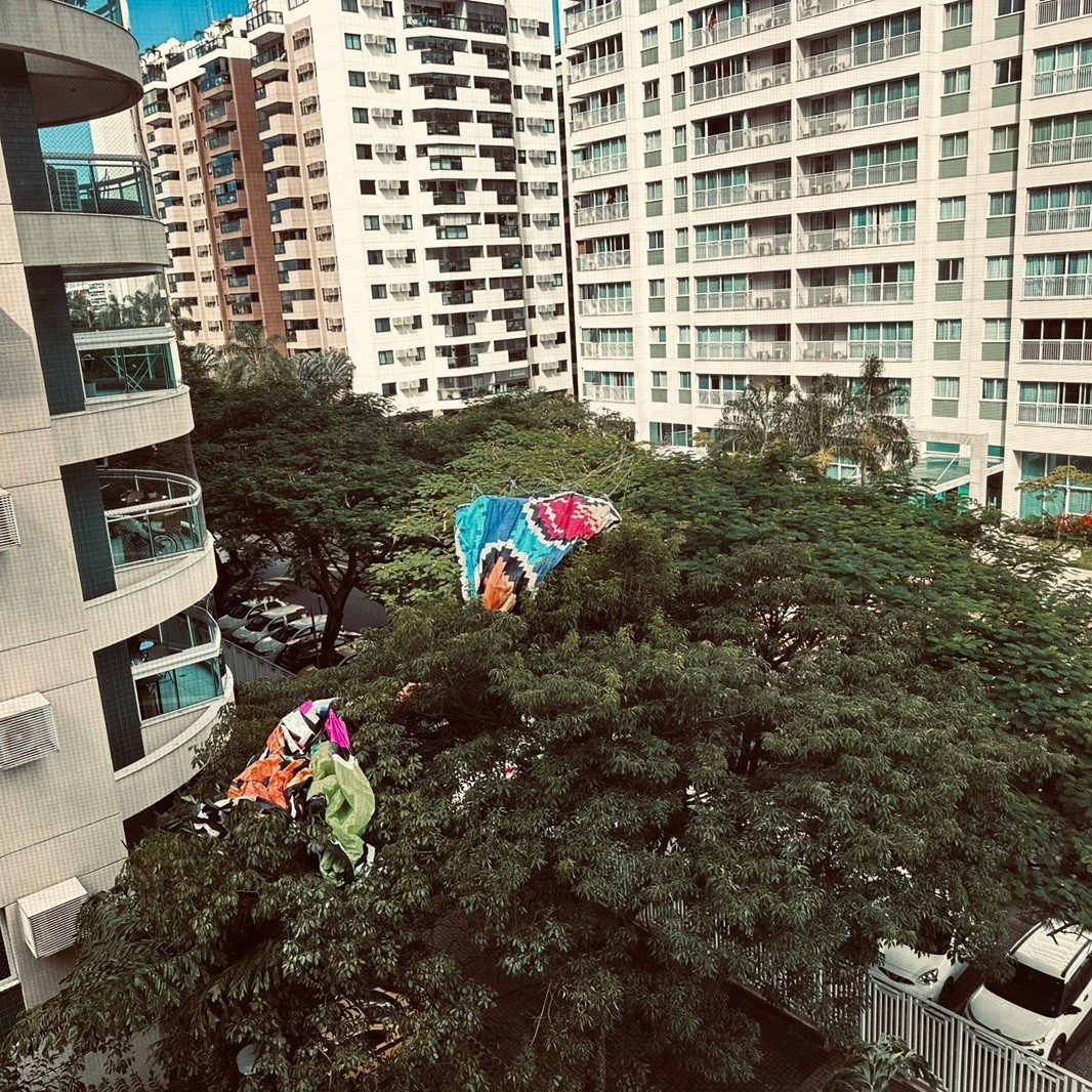 Queda de Balão na Barra Olímpica: Um Alerta para a Segurança Urbana e a Crise da Ilegalidade no Rio