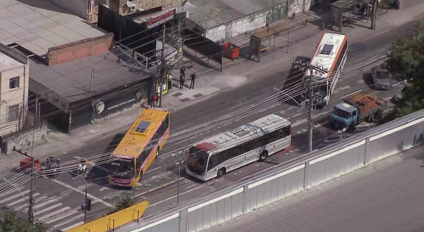 Crise de Mobilidade no Rio: Ônibus como Barricadas Expondo a Fragilidade Urbana