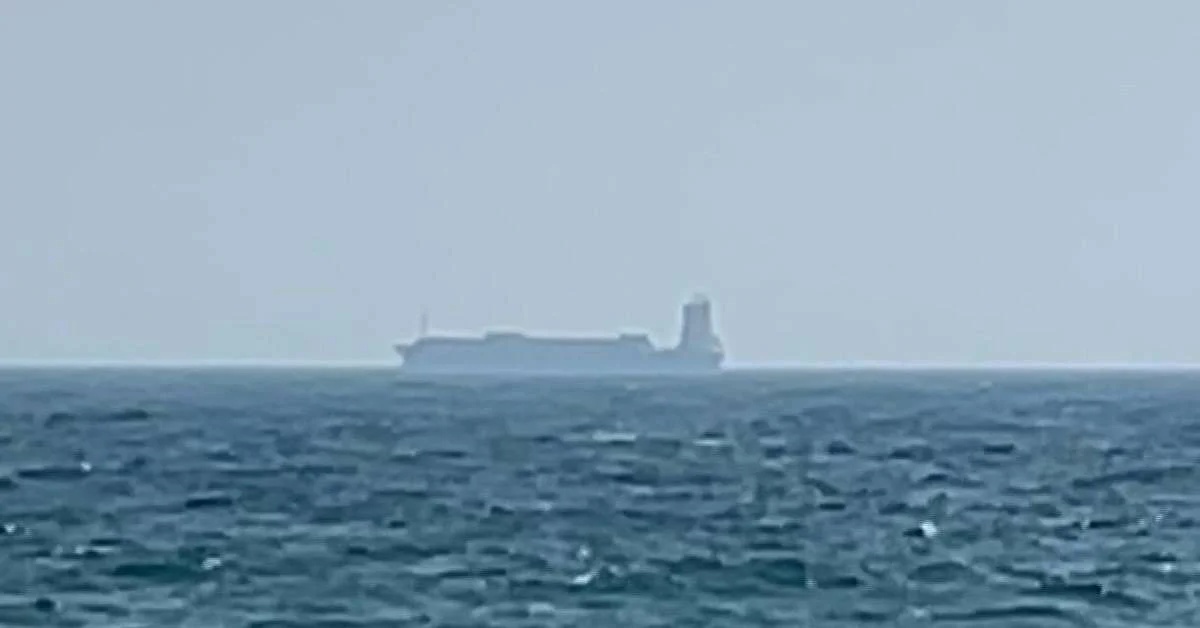 Estreito de Ormuz: Ataque a Petroleiro Sinaliza Risco Geopolítico e Econômico