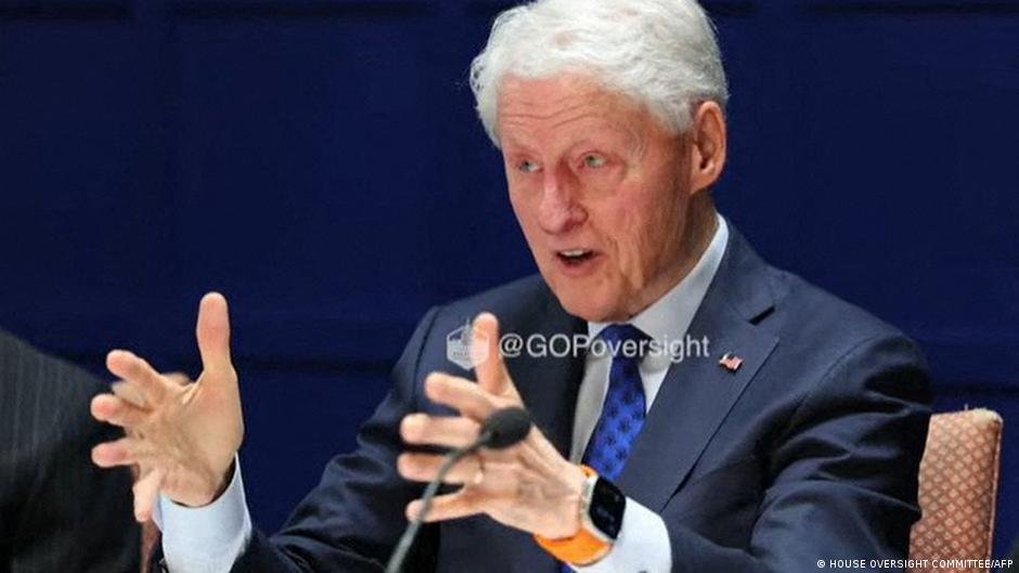 Bill Clinton nega conhecimento de crimes sexuais de Jeffrey Epstein