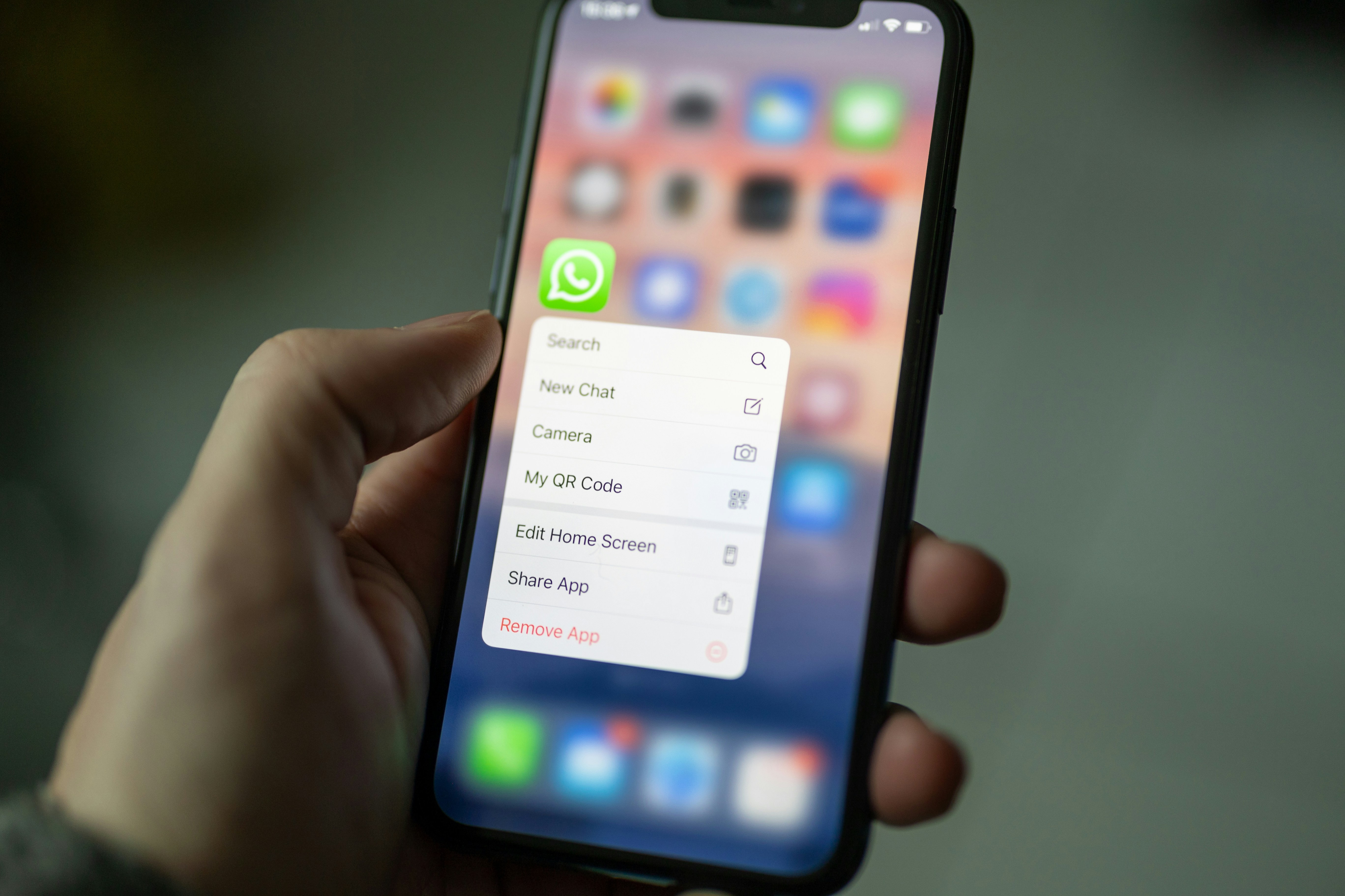Bloqueios Arbitrários no WhatsApp: O Alto Custo da Dependência Digital e a Fragilidade dos Direitos do Usuário
