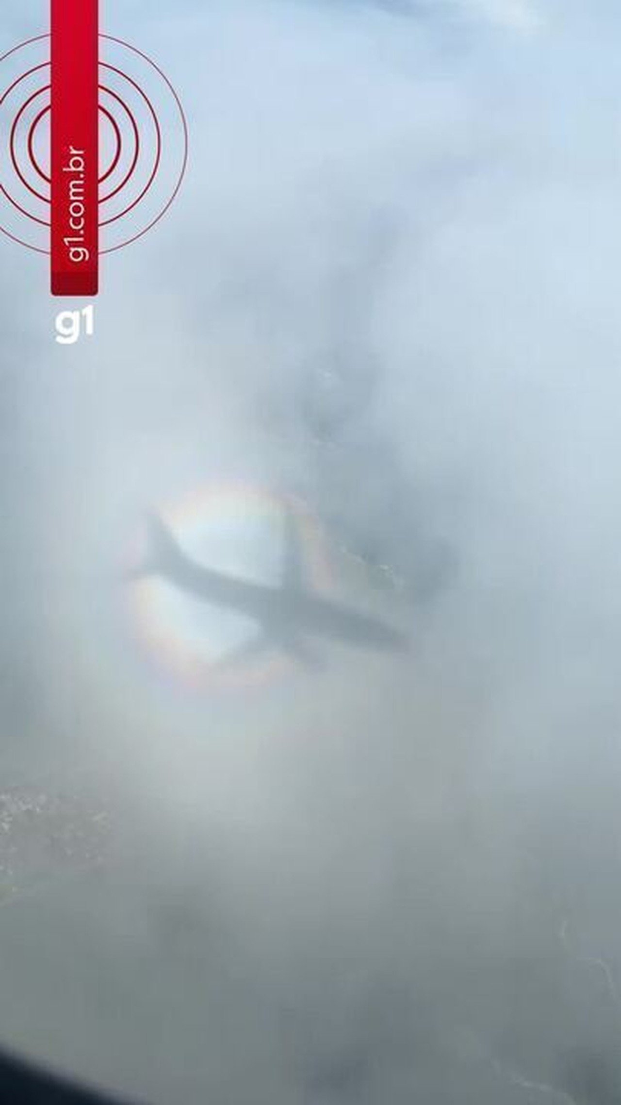 Fenômeno óptico 'Glória': Influencer registra 'bolha' colorida ao redor de avião em voo para SC