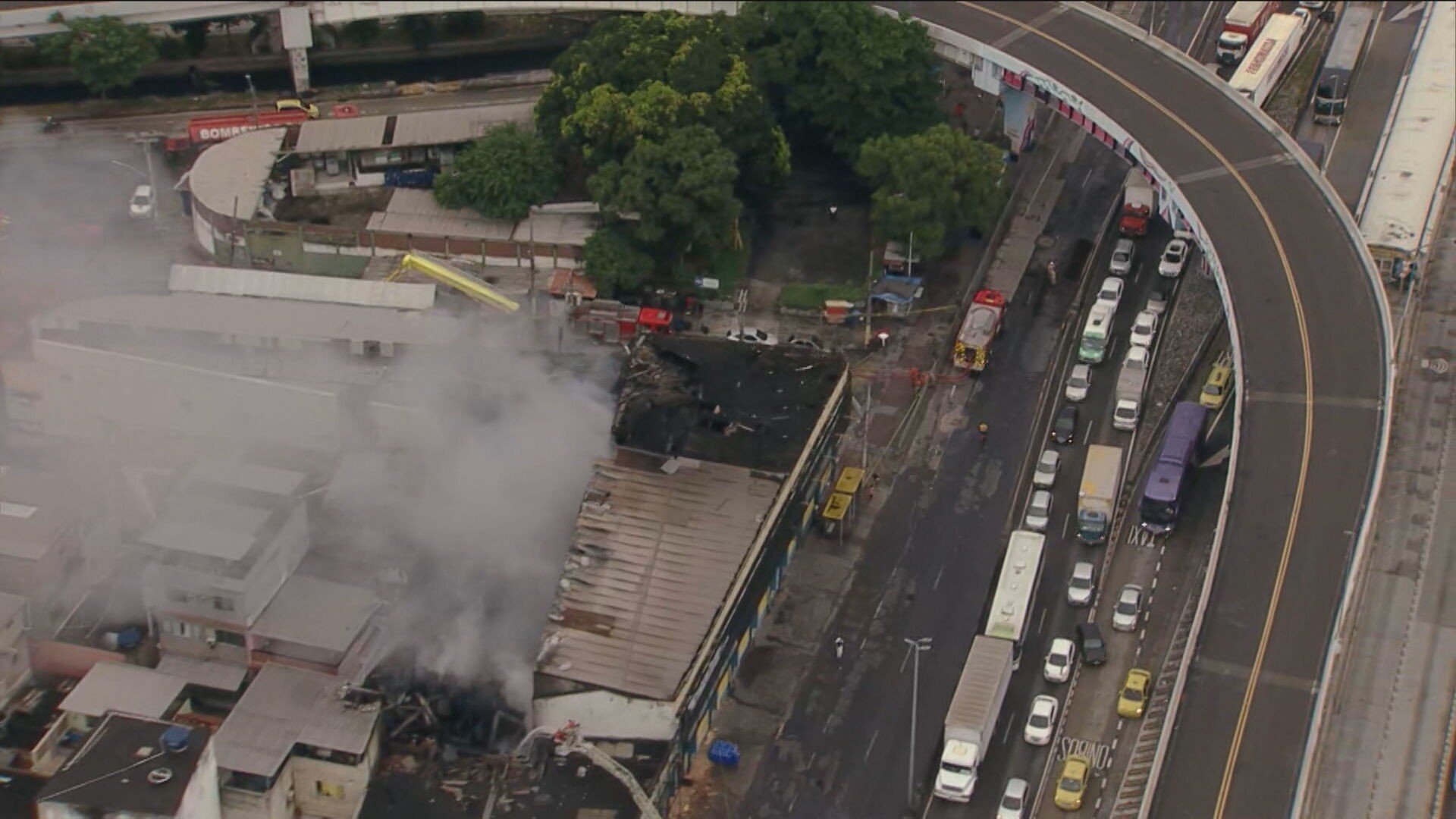 Incêndio em Ramos: Mais de 24 Horas de Chamas Expondo Fragilidades Urbanas do Rio