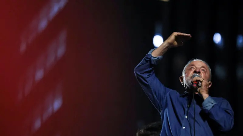 Bovespa aciona 'circuit braker' na abertura, e dólar sobe 12% após vitória de Lula; siga