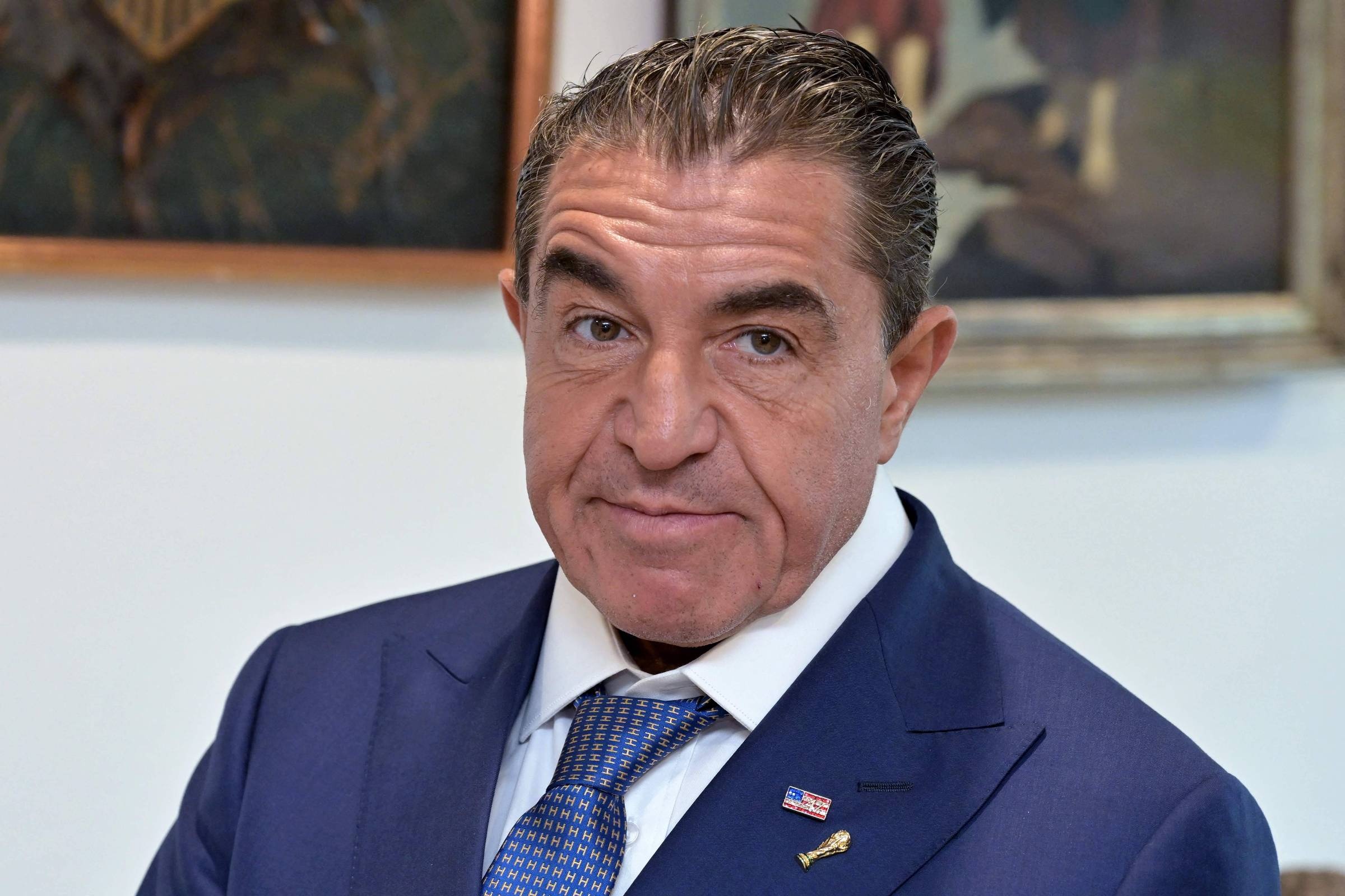 Diplomacia da Ofensa: Declarações de Conselheiro de Trump Expõem Misoginia e Poder na Esfera Global