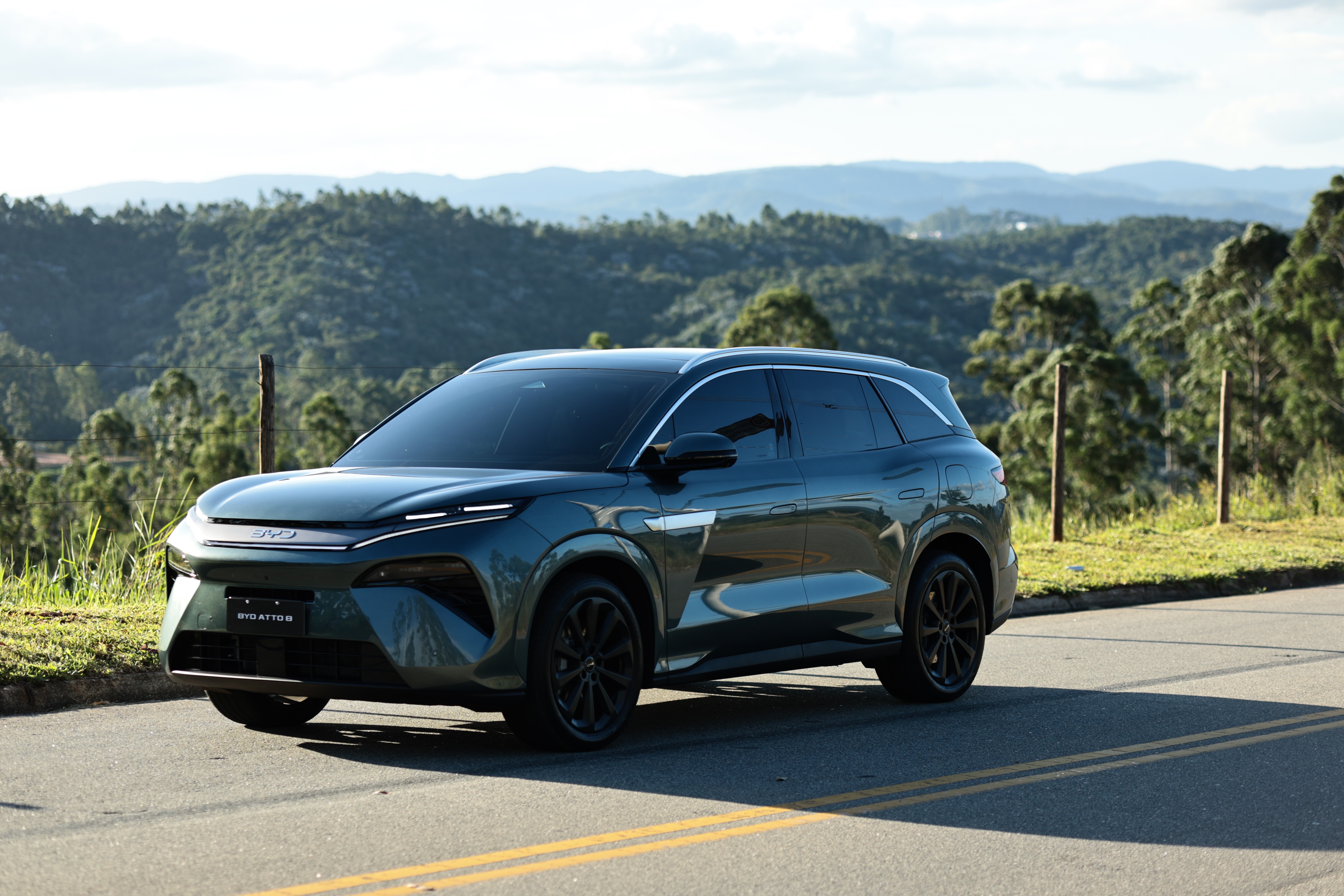 BYD Atto 8: O SUV Híbrido que Redefine o Segmento Premium e Agita a Economia Automotiva Brasileira