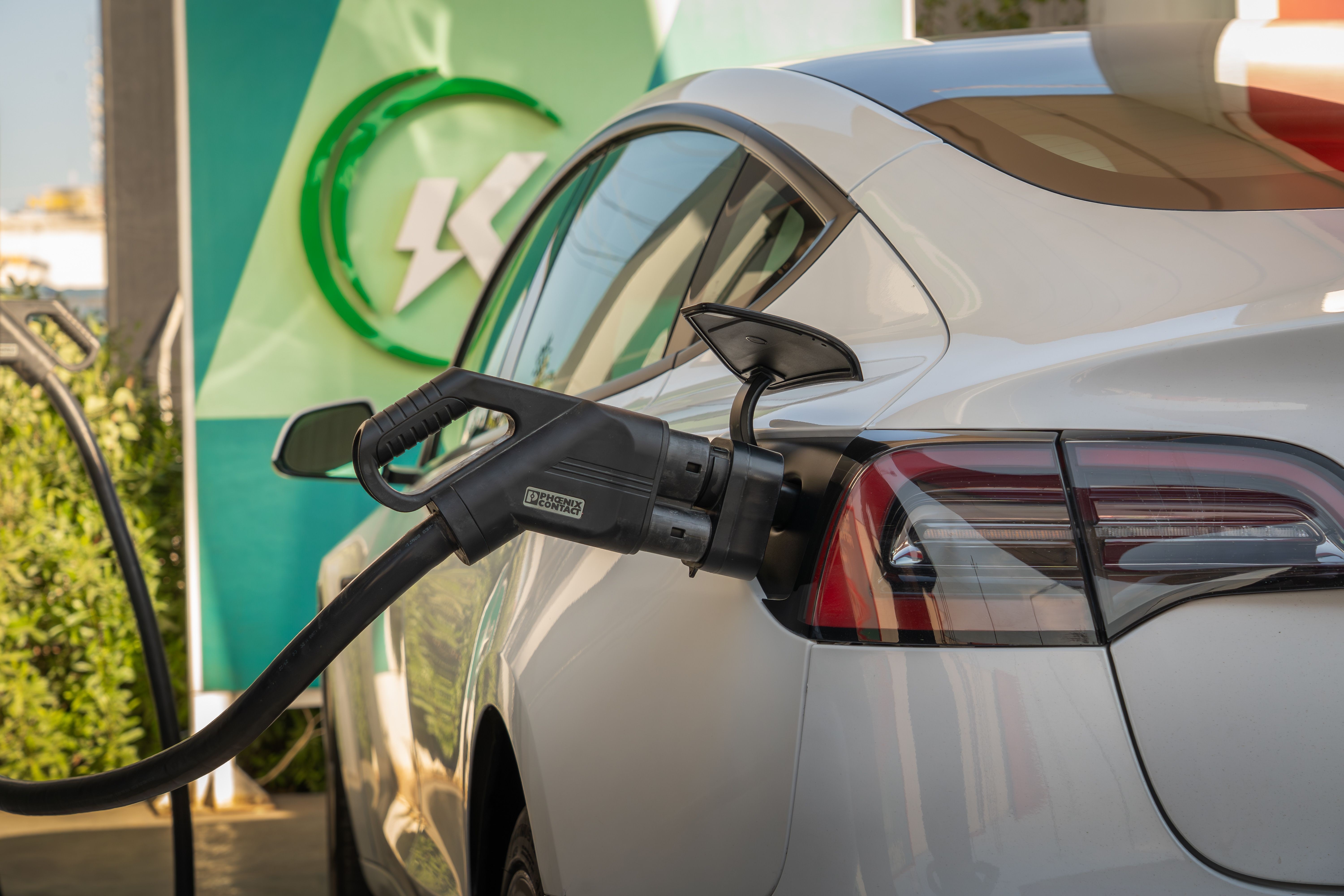 Aracaju Lidera em Mobilidade Elétrica: Nova Lei de Eletropostos Redesenha o Futuro Urbano