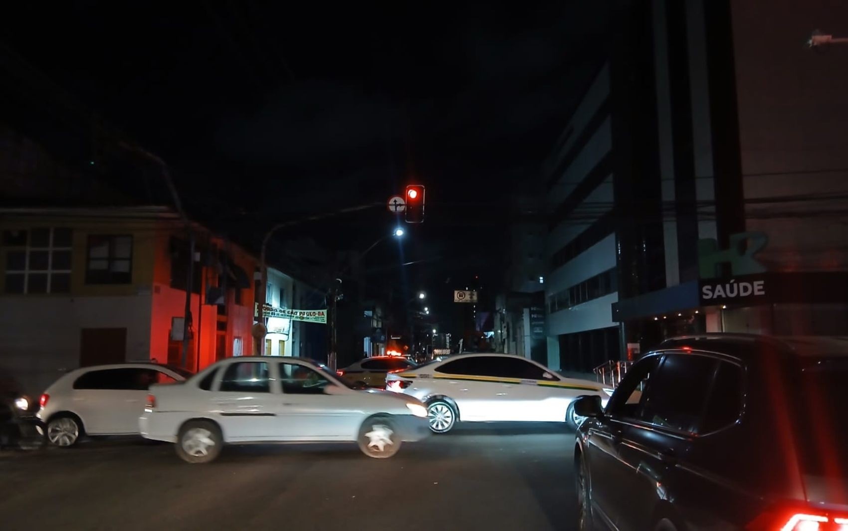 Caminhão colide com poste Desliga energia em Aracaju
