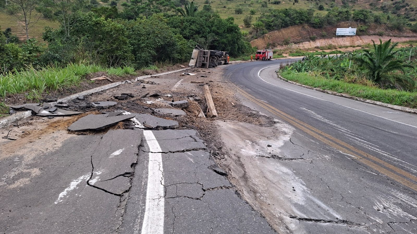 BR-101 na Bahia: Tombamento de Caminhão Revela Vulnerabilidades Críticas na Infraestrutura Rodoviária Regional