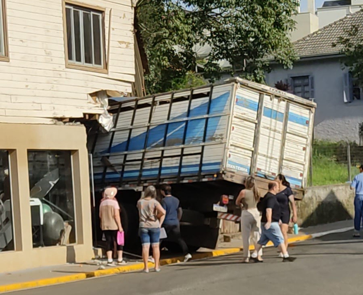 Caminhão com bois perde freios e atinge academia em SC