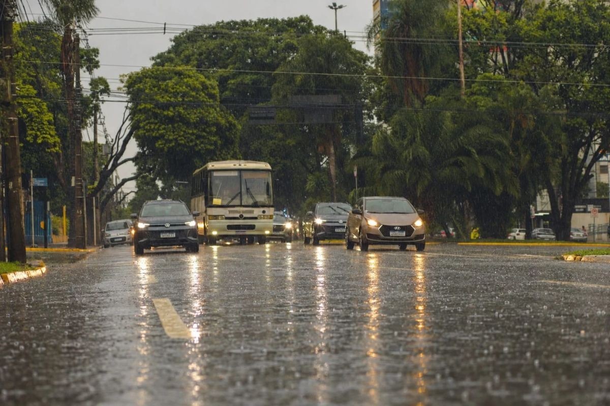 Campo grande Emete alerta laranja para tempestades