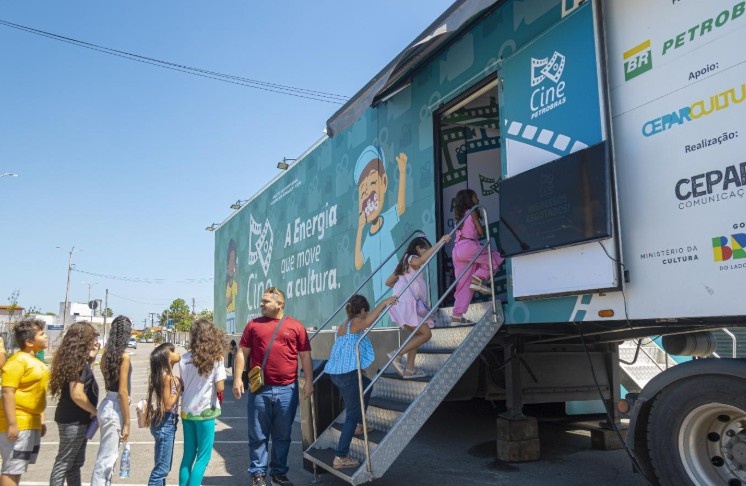 Cinema Itinerante: A Resposta à Lacuna Cultural e o Impulso ao Desenvolvimento Social no Interior Baiano