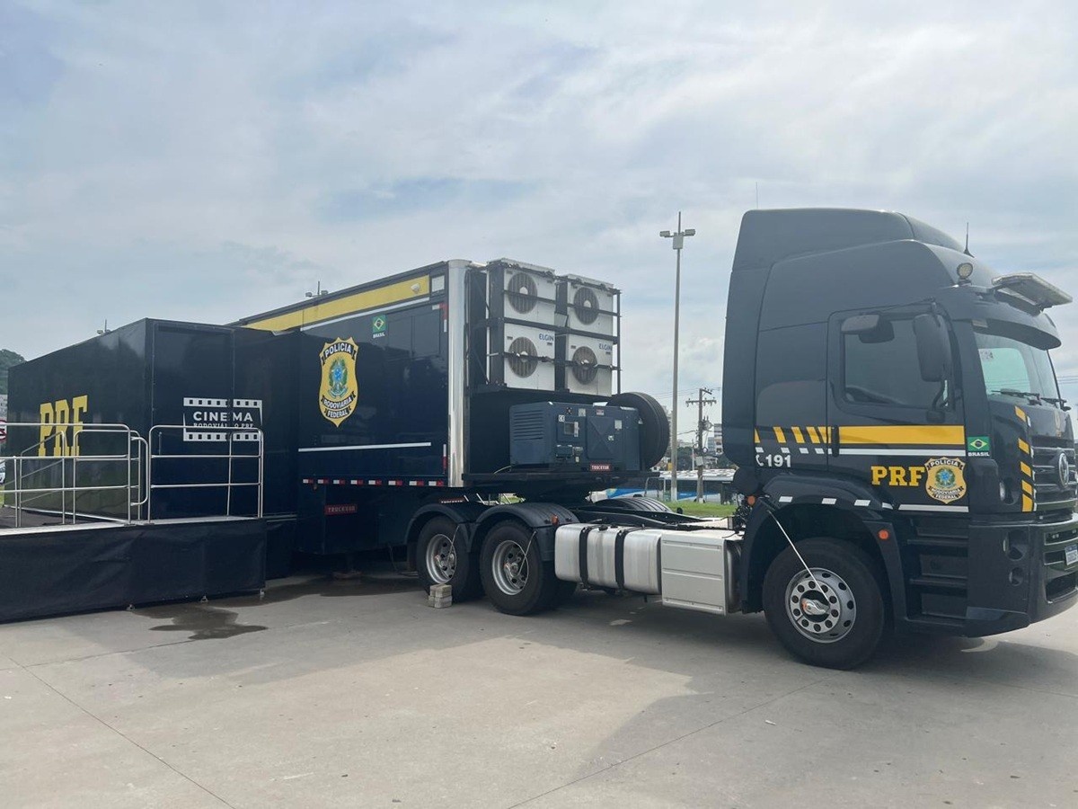 Petrópolis Recebe Carreta do Cinema da PRF: A Análise Profunda do Impacto na Segurança Viária Nacional