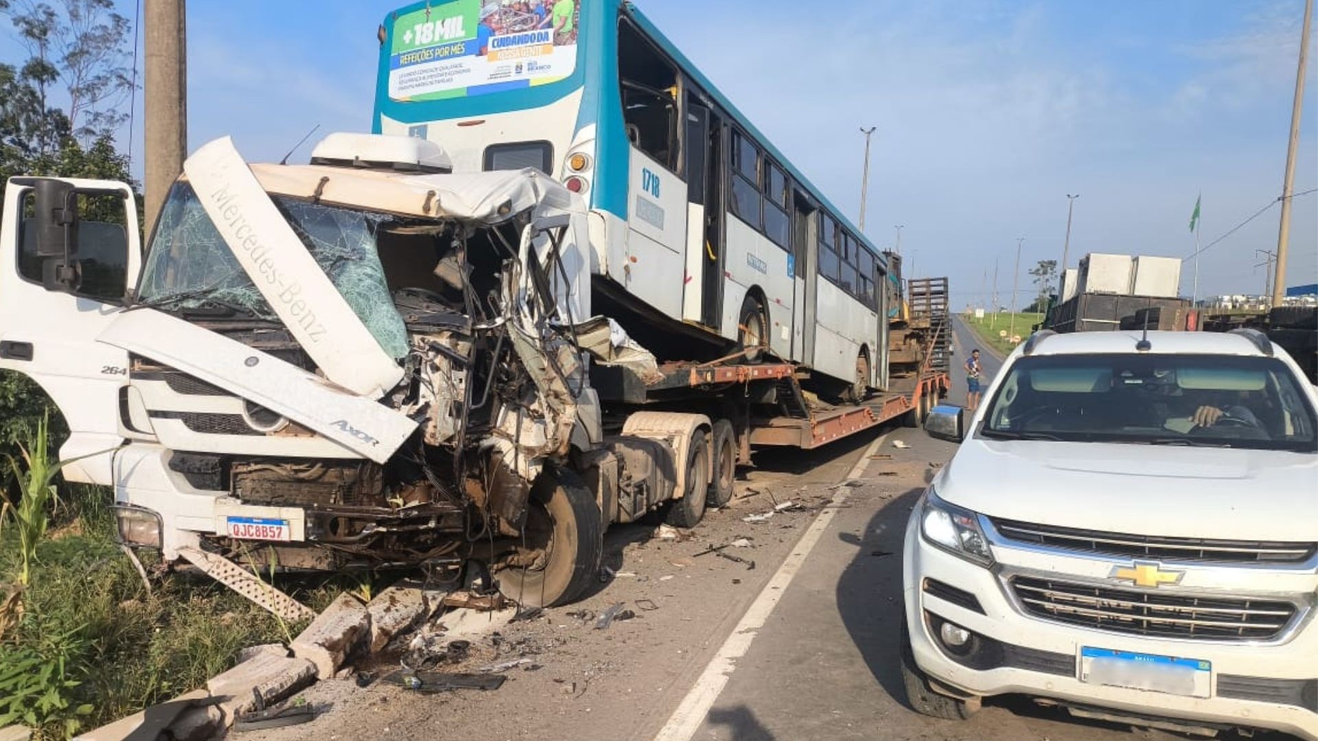 Carreta freia para evitar moto e tomba, atinge caminhão prancha e ferida motorista