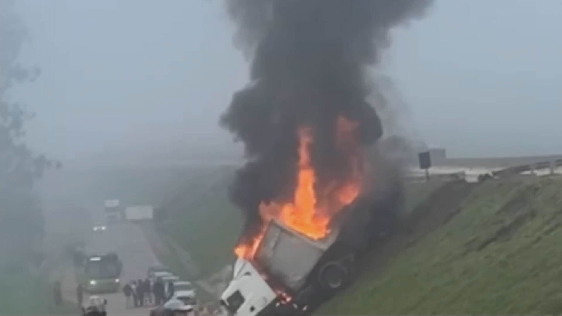 BR-381: Saque e Incêndio Revelam Colapso Logístico e Social em Minas Gerais