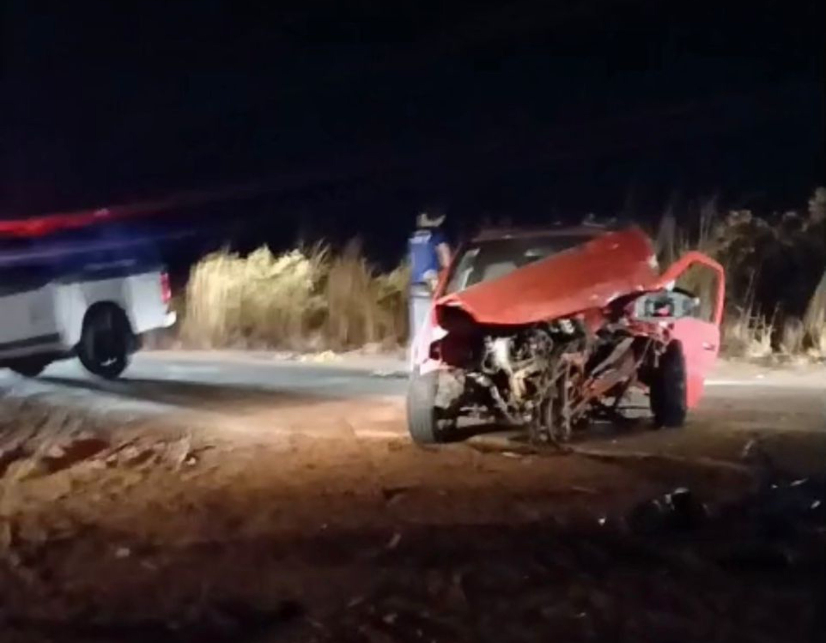 Carro invade contramão, bate em caminhonete e é atingido por outra