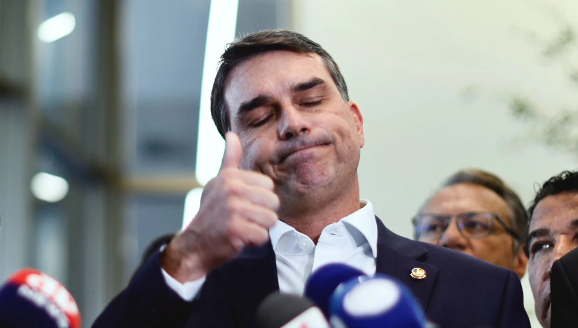 A Delação de Mineiro e o Enigma do 'Dark Horse': Por Que a Calmaria Inicial na Campanha de Flávio Bolsonaro?