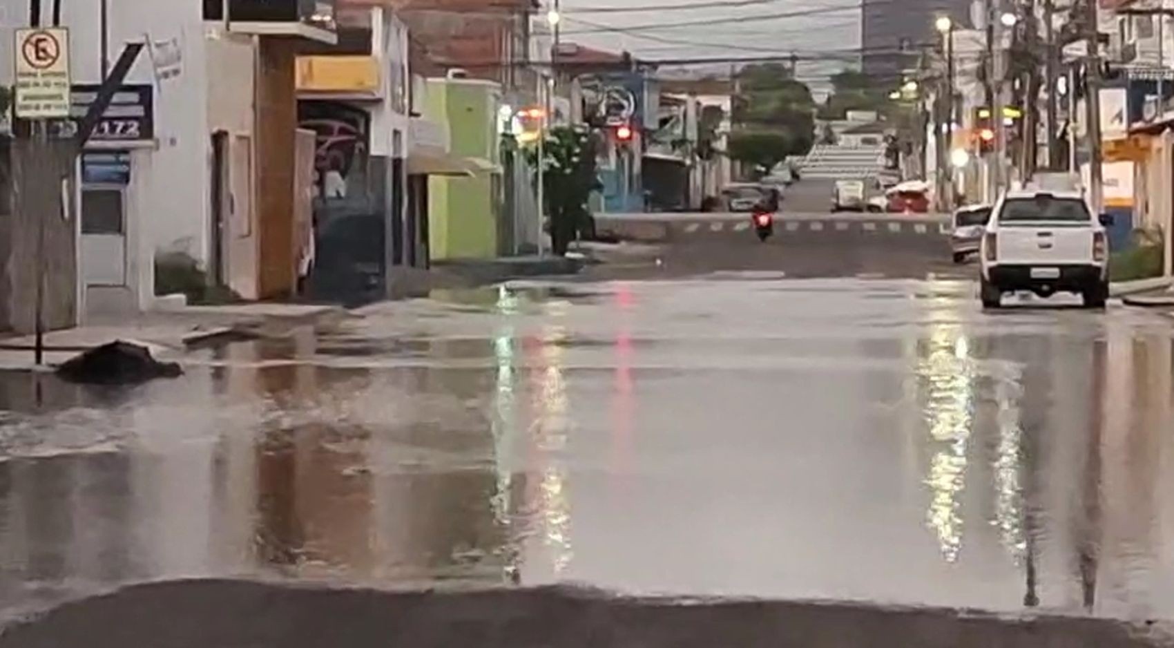 Crise Hídrica em Aracaju: Vazamento Expõe Fragilidade da Infraestrutura Urbana e Desafios da Concessão