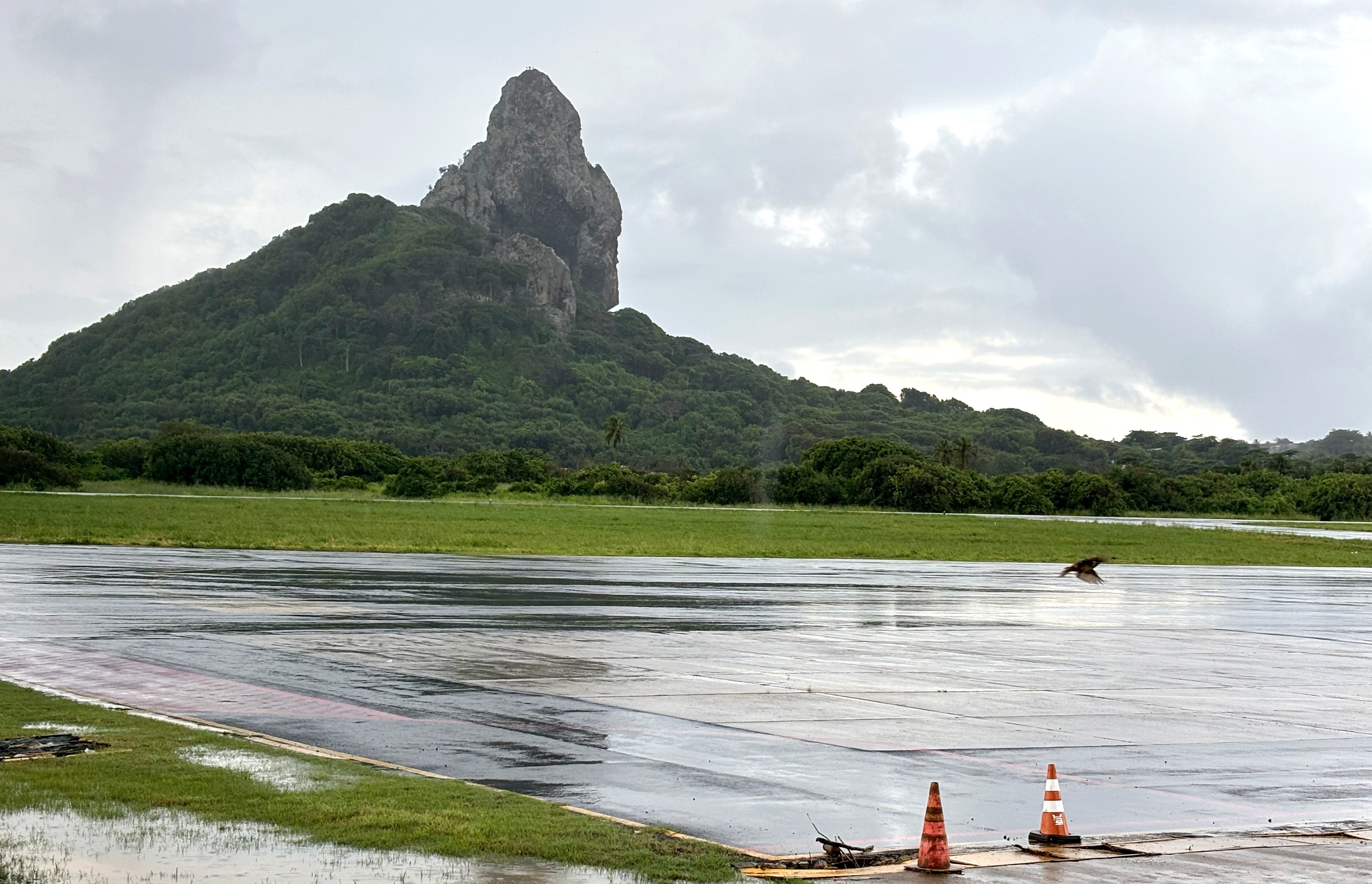 Crise Climática e Conectividade: Como o Cancelamento Reincidente de Voos Afeta Fernando de Noronha