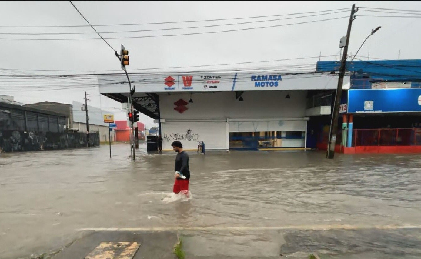 Pernambuco sob Alerta Vermelho: A Análise Profunda das Chuvas e Seu Impacto Regional