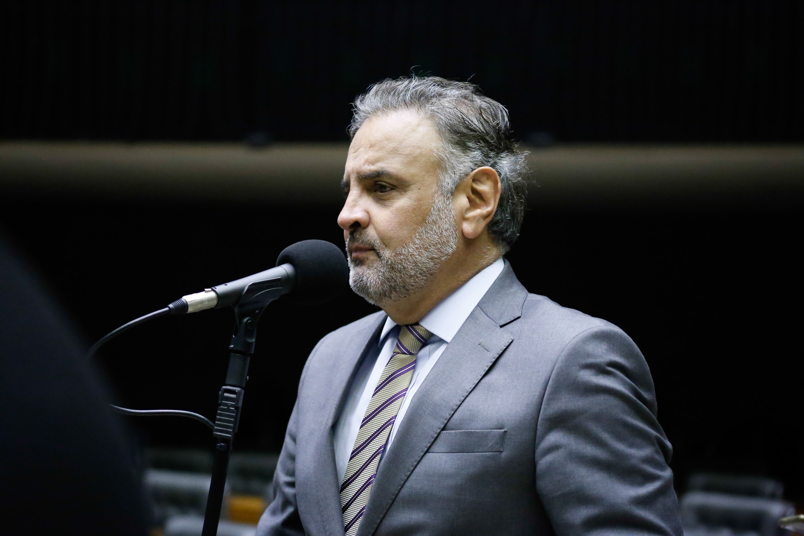 A Ressurgência de Aécio Neves e a Complexa Batalha pela Terceira Via na Política Brasileira