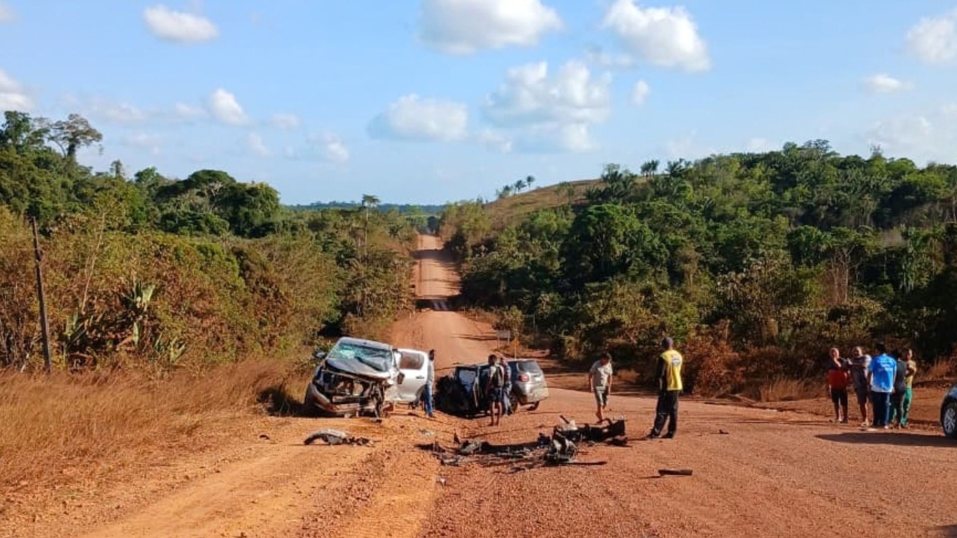 Colisão entre carros deixa 2 morte e 4 feridos na BR-156, no Amapá